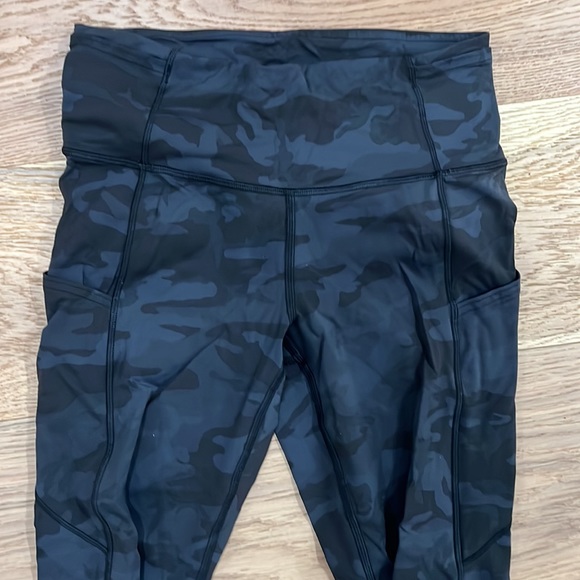 Lululemon capris size small / size 4, with pockets - Picture 3 of 6